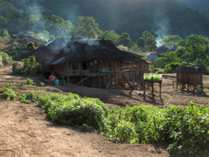 Maison ossature bois traditionnelle du nord Laos